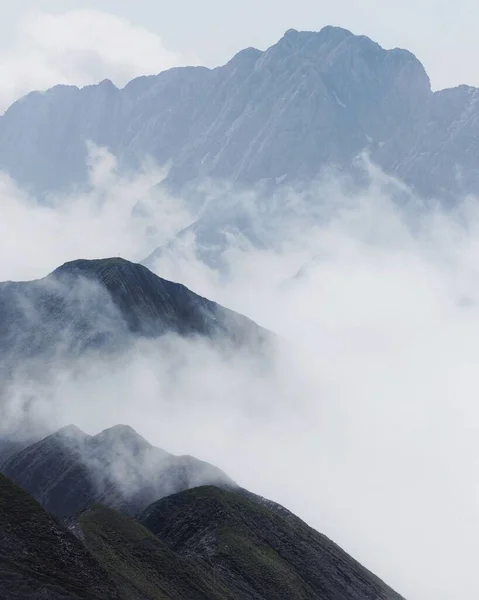 Μια Κάθετη Λήψη Μυστηριωδών Βουνών Στην Ομίχλη — Φωτογραφία Αρχείου