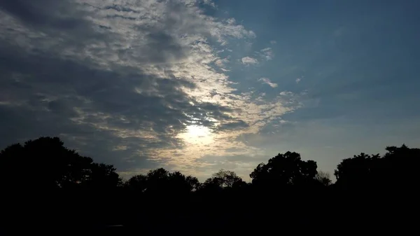 Μια Γραφική Φωτογραφία Του Ήλιου Πίσω Από Σκοτεινά Σύννεφα Στο — Φωτογραφία Αρχείου
