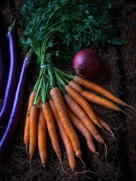 一个垂直拍摄的静止生活与蔬菜 一堆胡萝卜 茄子和红洋葱 — 图库照片