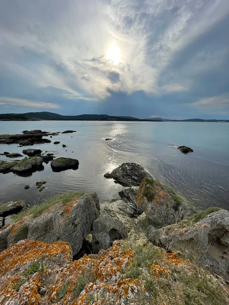 岩だらけの海岸線の垂直ショット — ストック写真