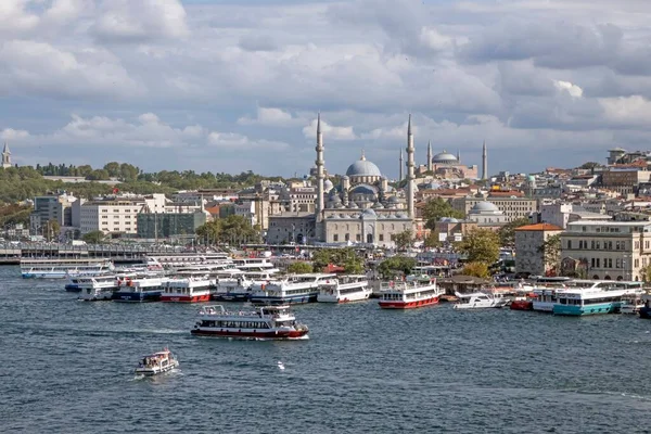 Vysokoúhlý Pohled Bílé Lodě Plující Moři Istanbulu Turecko — Stock fotografie