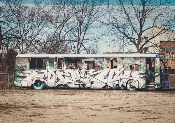 Boyalı Sokak Sanatı Duvar Yazısıyla Terk Edilmiş Büyük Bir Otobüs — Stok fotoğraf