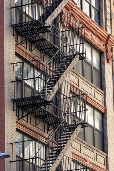 Uma Imagem Vertical Uma Escada Incêndio Edifício Tijolos Nova Iorque — Fotografia de Stock