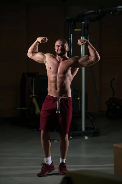 Een Verticaal Portret Van Een Aantrekkelijk Fitnessmodel Van Zijn Atletische — Stockfoto