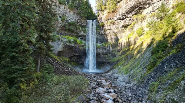 Una Vista Basso Angolo Brandywine Falls Nella Foresta Canada — Foto Stock