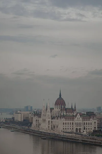 Függőleges Felvétel Magyar Parlament Épületéről Duna Mentén Budapesten Egy Felhős — Stock Fotó