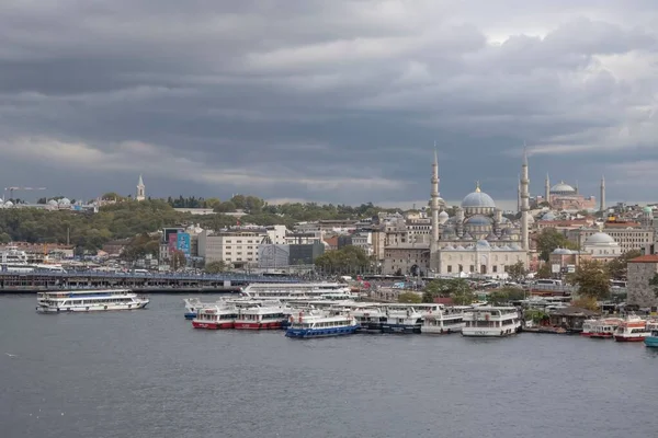 Высокий Угол Обзора Белых Лодок Плавающих Море Стамбуле Турция — стоковое фото