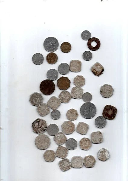 インドの旧通貨銀および銅銭の垂直的ショット — ストック写真