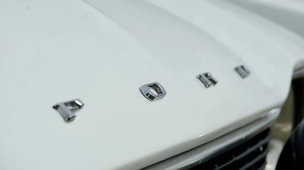 Крупный План Логотипа Белом Ford Эскорт — стоковое фото