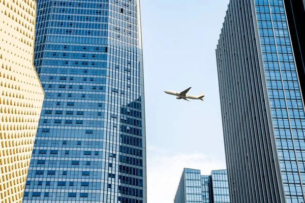Airplane Fly Modern Office Buildings Downtown — Stock Photo, Image