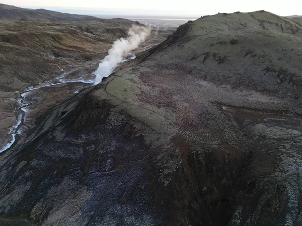 アイスランドのレイキャダルルの山の流れからの蒸気の空中ビュー — ストック写真