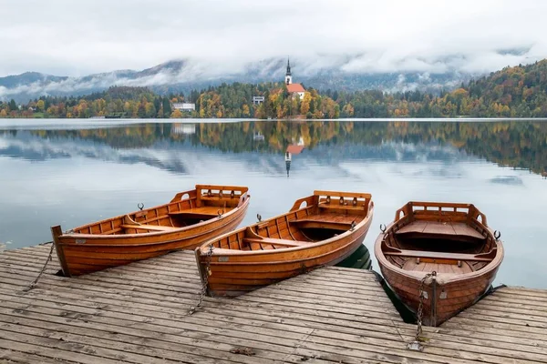 Три Пришвартованные Лодки Видом Замок Блед Заднем Плане Словения — стоковое фото