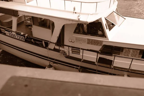 Alto Ângulo Barco Branco Com Números Escrita Ancorada Porto — Fotografia de Stock