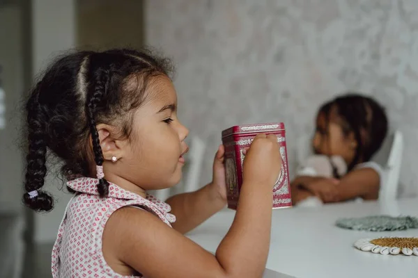 Eine Seitenansicht Eines Kleinen Hispanischen Mädchens Das Einem Weißen Tisch — Stockfoto