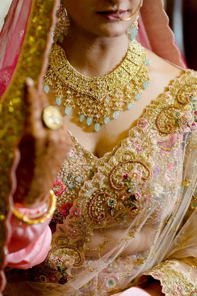 Mooie Indiase Bruid Traditionele Hindoe Trouwjurk Met Lehnga Bruids Armbanden — Stockfoto