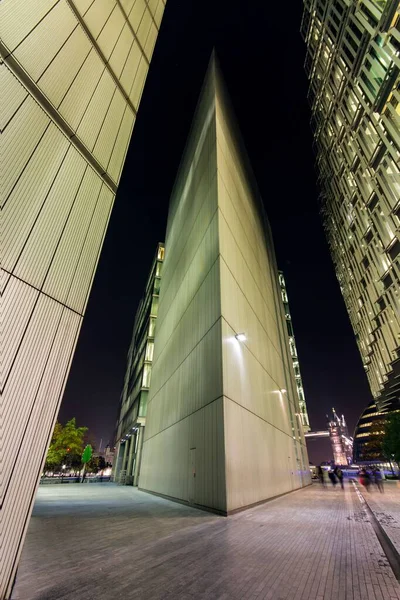 현대식 의벽이 내려다 보이는 아름다운 — 스톡 사진