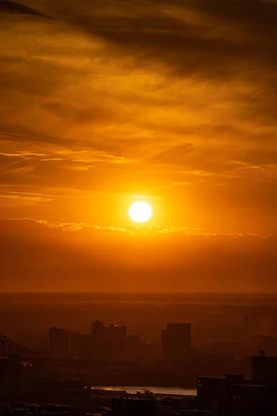Вертикальний Знімок Красивого Заходу Сонця Над Будівлями — стокове фото