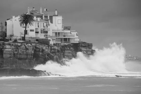 Graustufenaufnahme Der Gebäude Meeresufer Bei Stürmischen Wellen — Stockfoto