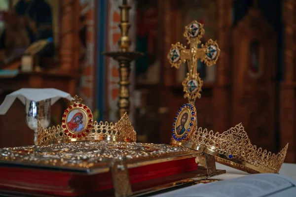 Золоті Корони Використовуються Християнських Ритуалів Хрестом Розмитому Тлі — стокове фото