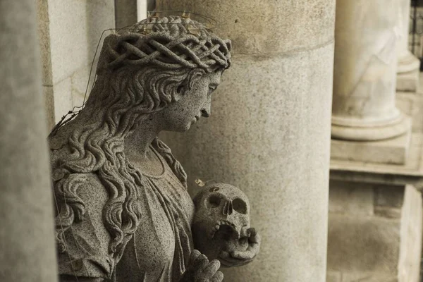 ポルトガル ポルトの教会で頭蓋骨を保持する古代の像 — ストック写真