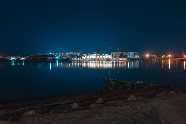 一个美丽的El Gouna泻湖的长期曝光 可以看到一个酒店的夜景 — 图库照片