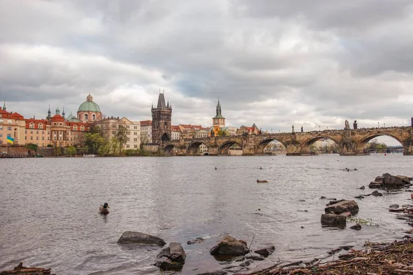 中世の景色チェコ プラハの静かなヴルタヴァ川の上のカレル橋 — ストック写真