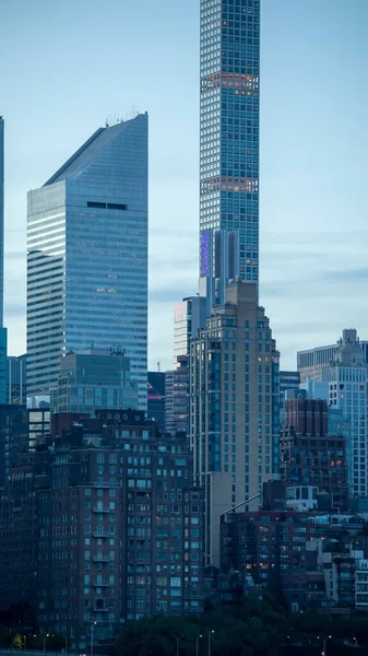 在美国纽约 摩天大楼与蓝天的垂直对比 — 图库照片