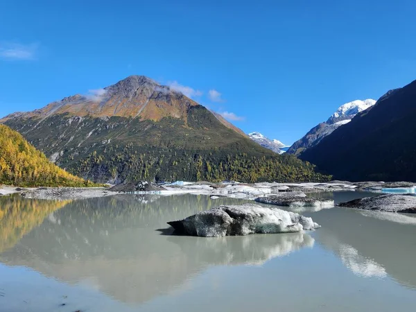 阿拉斯加瓦尔迪兹冰川湖的美丽照片 — 图库照片