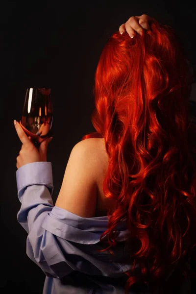 Κομψή Γυναίκα Ένα Ποτήρι Κρασί Περιμένει Ένα Δωμάτιο Ξενοδοχείου Για — Φωτογραφία Αρχείου