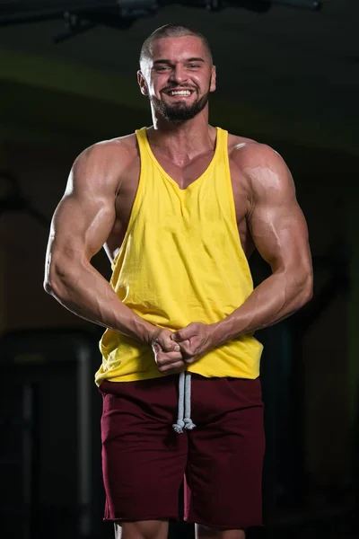 Vertical Shot Healthy Young Caucasian Man Posing Gym Flexing His — Stock Photo, Image
