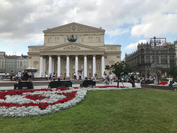 Gramado Com Teatro Bolshoy Fundo Dia Nublado Verão — Fotografia de Stock