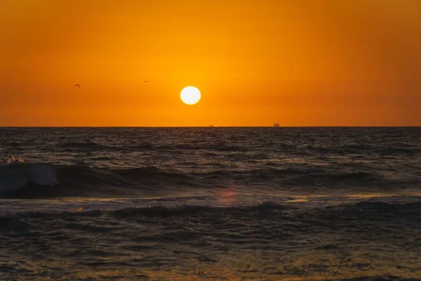 Яркий Закат Над Большими Океанскими Волнами — стоковое фото
