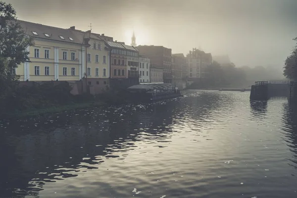 Opole Binalarla Çevrili Bir Nehir — Stok fotoğraf
