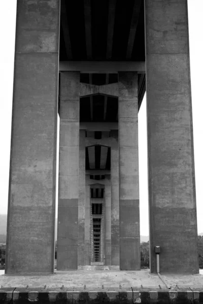 塔斯马尼亚霍巴特德尔戈河上塔斯曼大桥的垂直灰度摄影 — 图库照片