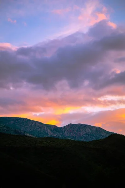 Una Toma Vertical Puesta Sol Sobre Las Colinas Montañas — Foto de Stock
