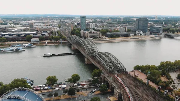 青い空のドイツ ケルンのライン川にあるホーエンツォレルン橋の空中写真 — ストック写真