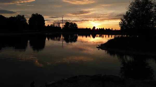 Der Goldene Sonnenuntergang Einem See Mit Der Silhouette Von Bäumen — Stockfoto