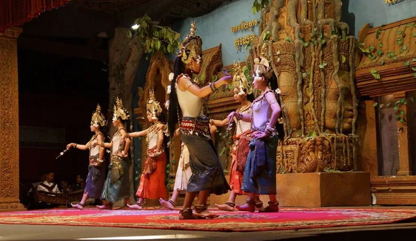 Siem Reap Kambodża Luty 2015 Linia Apsara Tancerzy Wykonać Motywie — Zdjęcie stockowe