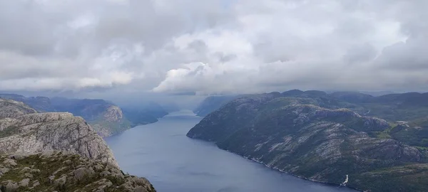 Naturskön Utsikt Över Lysefjordsfjorden Mulen Himmel Ryfylkeområdet Rogaland Län Norge — Stockfoto