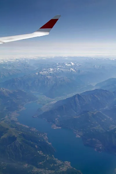 Madártávlatból Nézve Egy Folyó Folyik Keresztül Európai Alpokon Repülőgép Ablakából — Stock Fotó