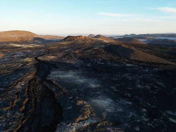 아이슬란드의 레이캬 산에서 흐르는 냇물에서 나오는 수증기를 공중에서 — 스톡 사진