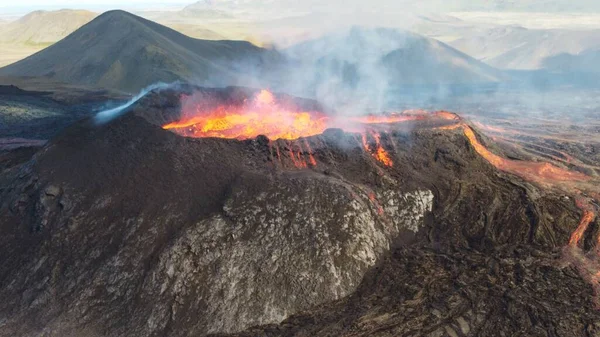 夏威夷莫纳罗亚火山喷发的风景 烟雾弥漫 蓝天飘扬 — 图库照片