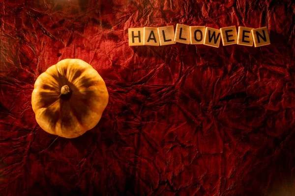 Ein Kürbis Und Ein Holzblock Mit Der Botschaft Halloween — Stockfoto