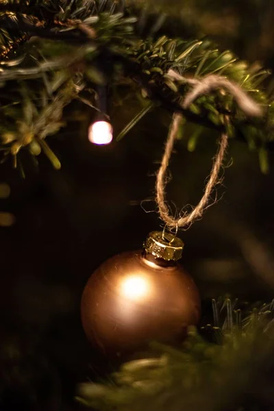ツリーを飾る黄金のクリスマスボールの垂直閉鎖 — ストック写真