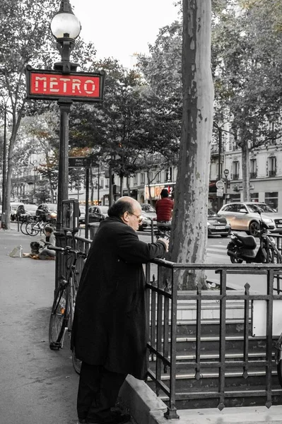 Tiro Vertical Homem Negócios Nas Ruas Paris França — Fotografia de Stock