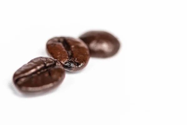 Een Close Shot Van Koffiebonen Geïsoleerd Een Witte Achtergrond — Stockfoto
