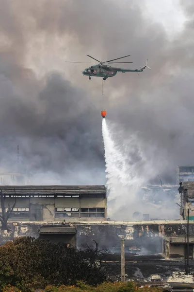 Tir Vertical Hélicoptère Des Forces Armées Cubaines Éteignant Feu Explosion — Photo