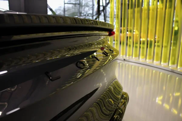 공장에서 로터스 로고가 로터스 자동차의 뒷면을 클로즈업 — 스톡 사진