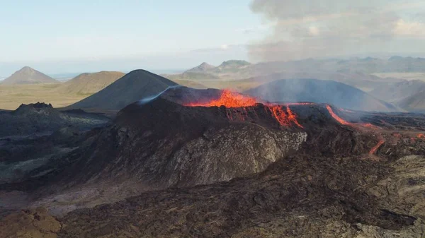 夏威夷莫纳罗亚火山喷发的风景 蓝天下弥漫着浓烟 — 图库照片