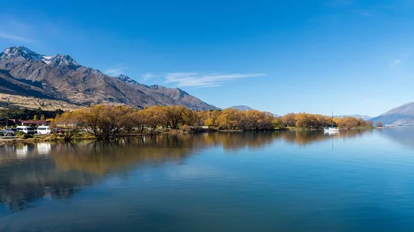Hermoso Paisaje Otoñal Naranjos Rodeando Lago Azul Brillante —  Fotos de Stock
